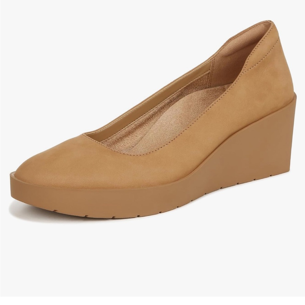 Vionic Women’s leather Pumps Camel Nubuck size 10 brand new never worn